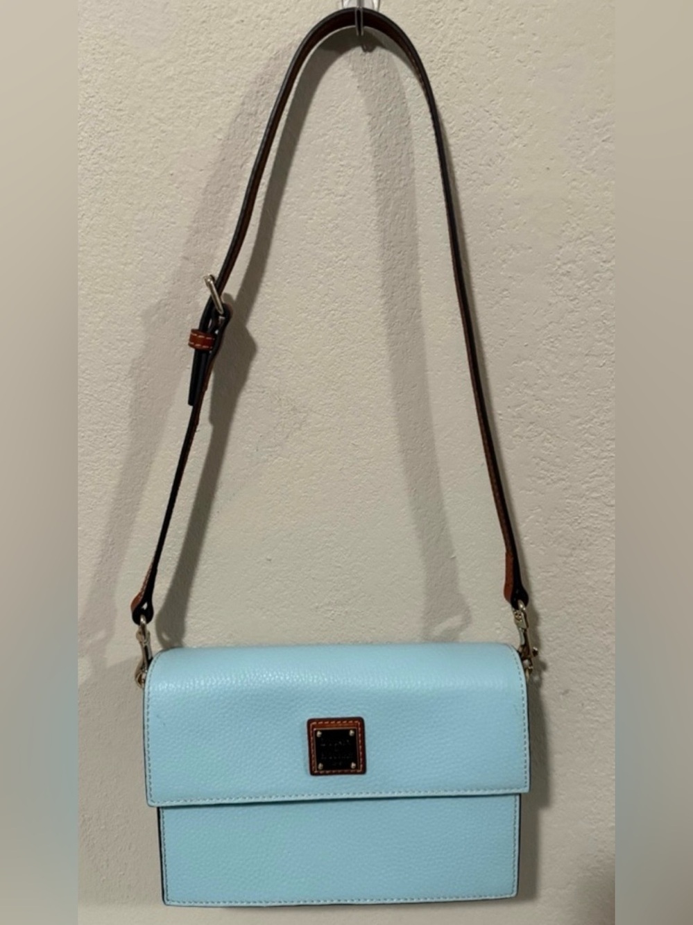 Dooney & Bourke Pebble Grain Hunter Crossbody in Caribbean Blue EUC MSRP: $338 - Picture 2 of 9